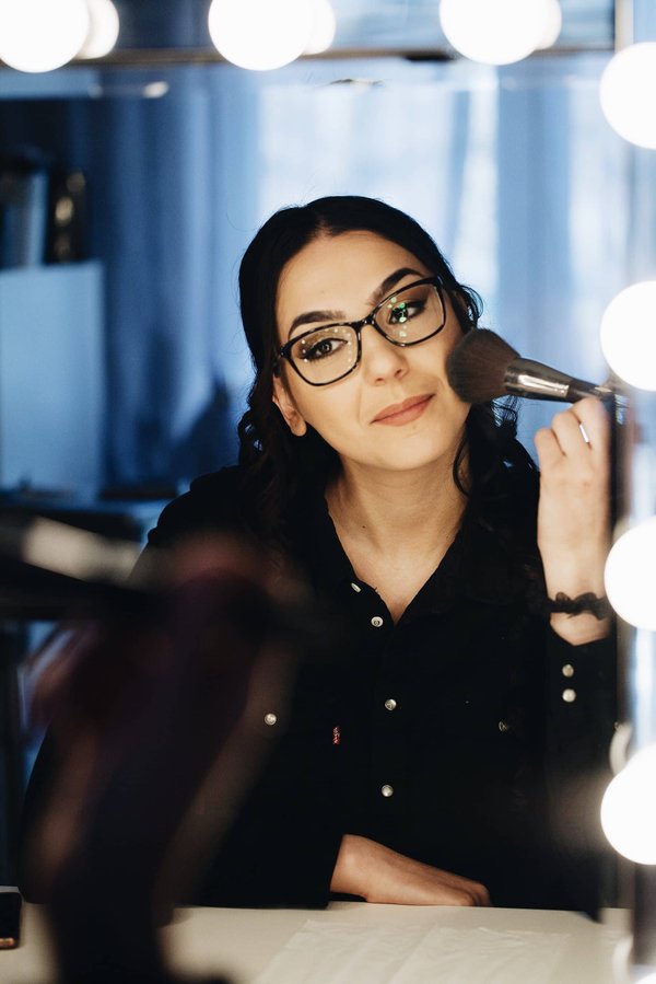 Maquillage des yeux pour les porteuses de lunettes : guide pratique